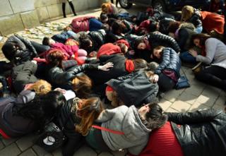 Romanya'nın başkenti Bükreş'te kadınlar hükümeti protesto etti.