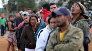 Abimukira bari mu itsinda ry'aberekeza muri Amerika, ubwo bari batonze umurongo ngo bahabwe imfashanyo i Mexico, ku itariki ya 19 y'uku kwezi kwa cumi na kumwe