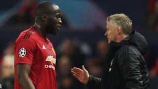 Rutahizamu Romelu Lukaku (ibumoso) n'umutoza Ole Gunnar Solskjaer: Manchester United yananiwe kugira umupira itera mu izamu rya Barcelona mu mukino ubanza wa Champions League