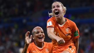 Jackie Groenen, de Holanda, celebra su gol ante Suecia