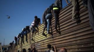 Itsinda ry'abimukira bashoboye kurira uruzitiro rwa mbere rwo ku mupaka wa Mexico n'Amerika