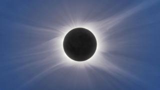 Eclipse. El Sol está cubierto y se ve la atmósfera solar, la corona