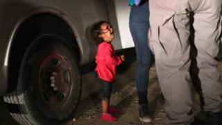 12 июня 2018 года двухлетняя гондурасская девочка в роли матери была подвергнута обыску и задержана у границы между США и Мексикой в ??Макаллене, штат Техас, США