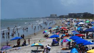Playa llena de gente en Florida el 4 de julio