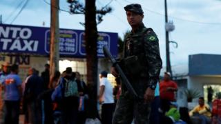 Um soldado trabalha no controle do fluxo de imigrantes em Roraima