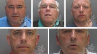 Dilyn y cloc o'r chwith i'r dde: Kevin Wyn Jones, Eric Jones, Rheinallt Williams, Keith Jones ac Ian Wyn Jones