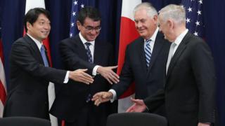 Ngoại trưởng Mỹ Rex Tillerson, Bộ trưởng Quốc phòng Mỹ James Mattis bắt tay Ngoại trưởng Nhật Taro Kono và Bộ trưởng Quốc phòng Nhật Itsunori Onodera tại một cuộc họp Ủy ban Tư vấn An ninh Mỹ - Nhật ở Washington DC hôm 17/8.