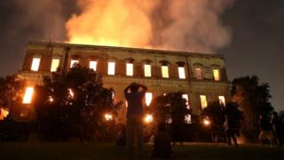 El museo en llamas.