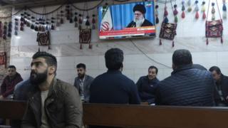 إيرانيون يتابعون خامنئي عبر التلفزة