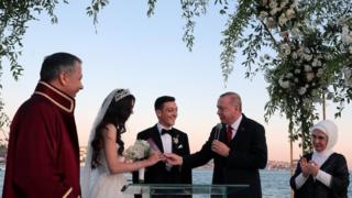 Perezida Erdogan n'umugore we Emine (iburyo) bifotozanyije n'abageni
