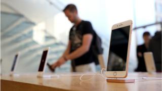 A man looks at the iPhone 8 in an Apple Store