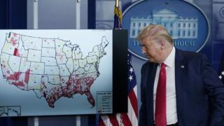 El presidente Donald Trump con un mapa de los Estados Unidos afectados por el coronavirus en una reunión informativa en la Casa Blanca, el 23 de julio de 2020