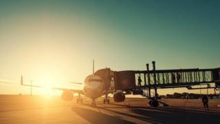 Un avión en el terminal aéreo