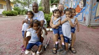 Convivência entre idosos e crianças na Cidade de Deus