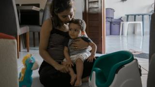 A nutricionista Michelle Costa segura o filho Guilherme, no colo. O menino tem 1 e 4 meses e foi diagnosticado em abril deste ano com Atrofia Muscular Espinhal (AME), uma doença rara e degenerativa que afeta entre 7 e 10 bebês a cada 100 mil nascidos vivos.