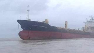 ইয়াঙ্গুনের কাছে সাগরে ভাসছিল এই জাহাজটি