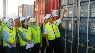 environment Malaysia's environment minister Yeo Bee Yin (second left) inspects a container of plastic waste