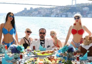 Adnan Oktar və kediciklər