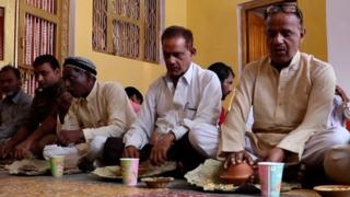 బాబ్రీ మసీదు తరఫు న్యాయవాది ఇక్బాల్ అన్సారీ, రామ జన్మభూమి పూజారి సత్యేంద్ర దాస్లు కలిసి వేడుకల్లో భోజనం చేశారు