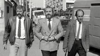 Giovanni Falcone acompañado por dos personas