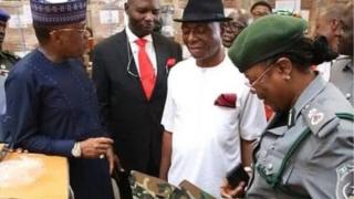Sẹnatọ James Manager ati awọn ọmọ igbimọ rẹ pẹlu awọn osisẹ asọbode