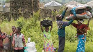 Des réfugiés près d'un camp à 35 km de Goma en 2008.