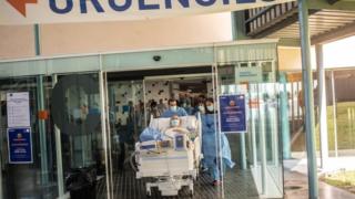 Ärzte in Barcelona bringen Coronavirus-Patienten an den Strand