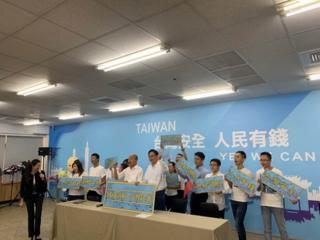 韓國瑜(中)在11日宣佈副手為張善政後掀起討論,但外界多半認為這是不意外的組合