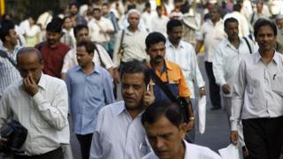 Индийские пешеходы идут по обочине на оживленных улицах Мумбаи, 10 августа 2007 года. Страна с населением в 1,1 миллиарда человек - что составляет 60 лет с момента разделения субконтинента 14-15 августа 1947 года и независимости от британского правления - гордо видит себя хорошо на пути к экономическому, политическому и социальному величию.