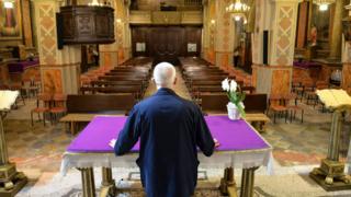 Alufa Don Carlo Chiomento ni ṣọọṣi