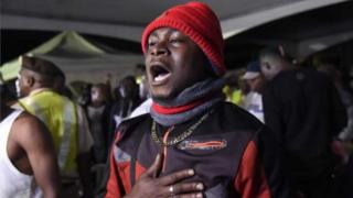 Mmoja kati ya raia wa Nigeria akiimba wimbo wa taifa alipowasili mjini Lagos akitokea Afrika Kusini