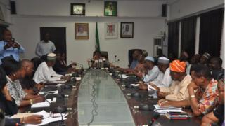 Monday night ASUU meeting wit di Minister of Labour and Employment, Sen. Chris Ngige for Federal Ministry of Labour inside Abuja to solve di strike mata.