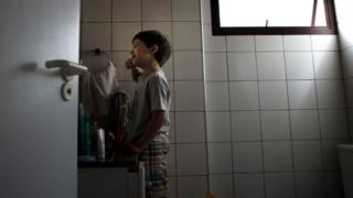 João Fonseca cepillándose los dientes.