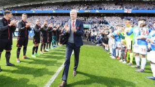Wenger n wọ papa iṣire Huddersfield laarin ọpọ atẹwọ ati ẹyẹ