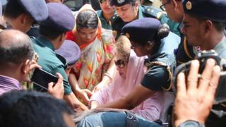 সোমবার দুপুরে খালেদা জিয়াকে বঙ্গবন্ধু শেখ মুজিব মেডিকেল বিশ্ববিদ্যালয়ে নিয়ে আসা হয়
