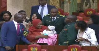 Zulekha Hassan portant son bébé