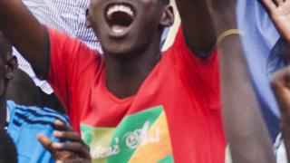 Les supporters du Soudan du Sud après un deuxième but lors du 1er match de qualification du CHAN contre la Somalie à Juba, le 30 avril 2017
