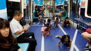 小孩在台北捷運一列宣傳台北世界大學生運動會的列車上玩耍(1/8/2017)