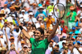 Roger Federer abre los brazos.
