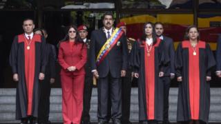 El presidente Nicolás Maduro y su esposa Cilia Flores junto a magistrados del TSJ.