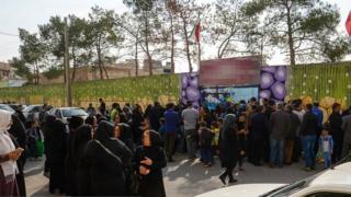 تجمع خانواده دانش آموزان اصفهانی مقابل مدرسه