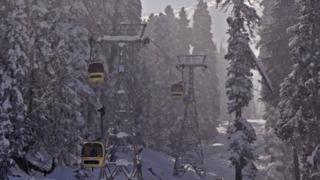 Imiduga igendera ku mugozi yo muri Gulmarg ituma ubona neza imisozi ya Himalaya