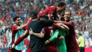 Shabiki alimuumiza Adrian wakati wachezaji wa Liverpool walipokusanyika pamoja kusherehekea ushindi wao