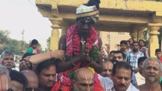 தலித்தை தோளில் தூக்கிய பூசாரி