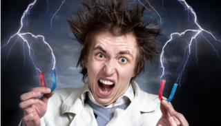 Un científico loco sujetando dos cables que emiten una especie de rayo sobre su cabeza