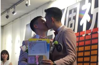 小銘和小玄是首批登記結婚的新人之一。