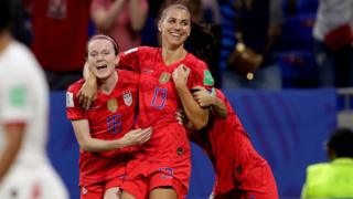 Jugadoras de Estados Unidos celebran el segundo gol de su equipo