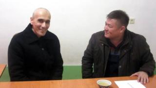 Искандар Худойберганов (чапда) ва "Эзгулик" фаоли Абдураҳмон Ташанов