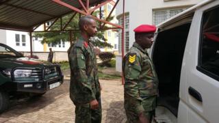 Col Tom Byabagamba ubwo yari avuye mu rukiko kuri uyu wa gatanu