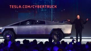 elon musk frente al cybertruck